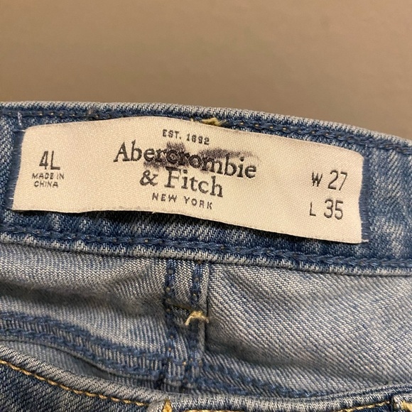 Abercrombie & Fitch Low Rise Light Wash Skinny Jean - Picture 2 of 10